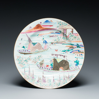 Plat en porcelaine de Chine famille rose à décor de pêcheurs dans un sampan, Yongzheng/Qianlong