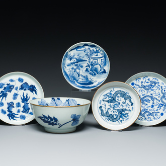 Vier Chinese blauw-witte 'Bleu de Hue' borden en een kom voor de Vietnamese markt, diverse merken, 19e eeuw