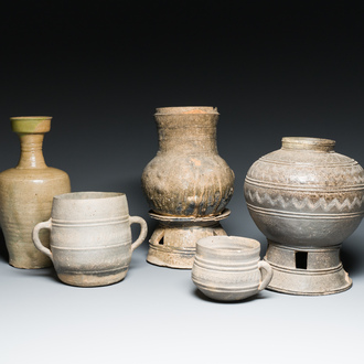 Vijf stukken Koreaans aardewerk, Silla en Goryeo, 5e eeuw en later
