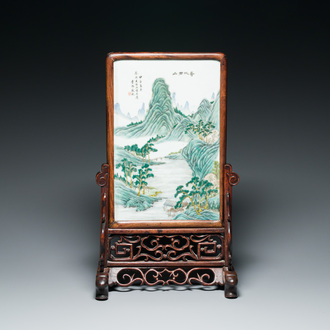 Plaque en porcelaine de Chine famille verte montée en écran de table en bois, signée Li Huan 李澣, datée 1924