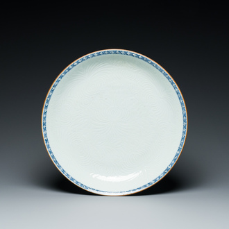 Plat à décor floral de type anhua en porcelaine de Chine à bordure en bleu et blanc, Yongzheng