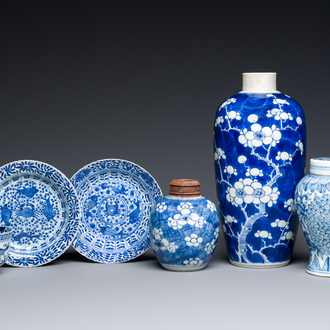 Trois vases, deux soucoupes et une tasse en porcelaine de Chine en bleu et blanc, Kangxi et postérieur