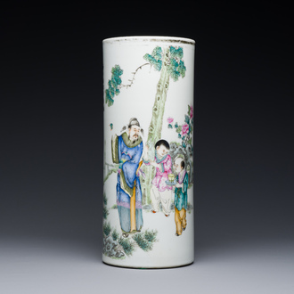 Porte-chapeau en porcelaine de Chine famille rose, signé Yu Zhao 余釗, 19/20ème