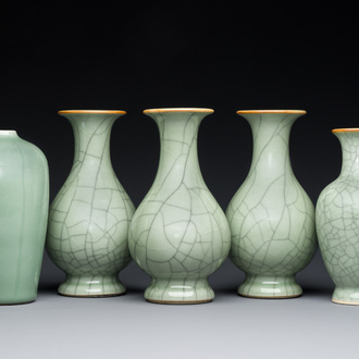 Cinq vases en porcelaine de Chine en céladon monochrome, Qing