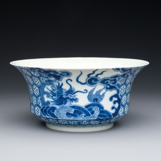 Een Chinese blauw-witte 'Bleu de Hue' kom voor de Vietnamese markt, 'draken' merk, 19e eeuw