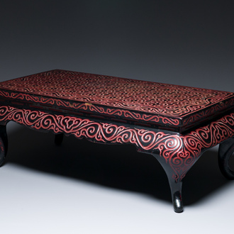 Table de type 'kang' en laque rouge et noire sculptée, marque de Xuande, 20ème