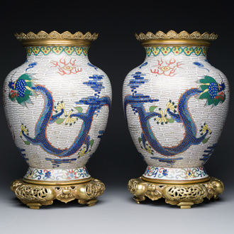 Paire de vases aux dragons en émaux cloisonnés à fond blanc aux montures en bronze doré, Chine, 19ème