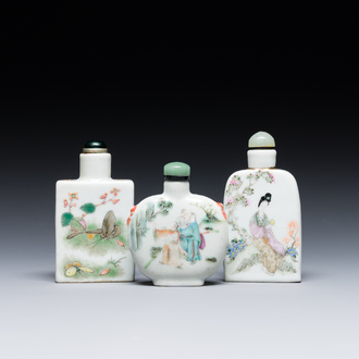 Trois tabatières en porcelaine de Chine famille rose, une marquée Yongzheng, 19ème