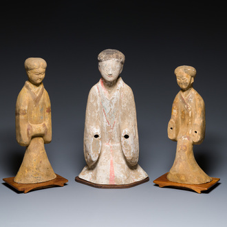 Trois statuettes de dames en terre cuite polychromée, Chine, Han