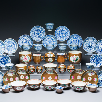 Een uitgebreide collectie Chinees blauw-wit en famille rose porselein, Kangxi en later