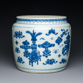 Een Chinese blauw-witte pot met decor van antiquiteiten, Kangxi