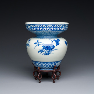 Vase à décor floral en porcelaine de Chine en bleu et blanc sur socle en bois sculpté, marque de Yongzheng, 19/20ème