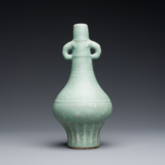 Een Chinese Longquan celadon flesvormige vaas, Yuan/Ming