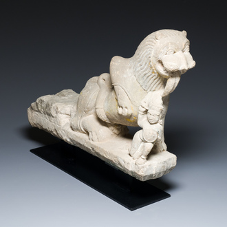 Een stenen groep met een leeuw in gevecht met een prins, India, wellicht Chandela periode, 11e eeuw