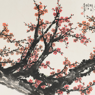 Guan Shanyue 關山月 (1912-2000): 'Pruimenbloesems', inkt en kleur op papier, gedateerd 1992