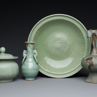 Trois vases et un plat en porcelaine de Chine céladon de Longquan, Yuan/Ming