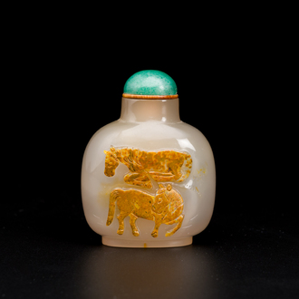 A Chinese agate 'two horses' snuff bottle, 19th C.