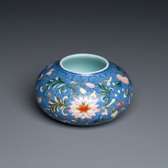 Pot à eau en porcelaine de Chine famille rose à fond bleu, marque de Qianlong, République