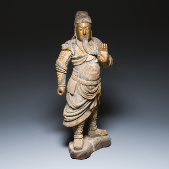 Een grote Chinese deels vergulde en gepolychromeerde houten sculptuur van Guandi, 17e eeuw