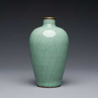 Vase en porcelaine de Chine céladon de Longquan à monture en bronze doré, Ming