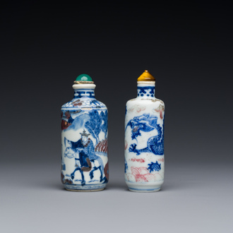 Twee Chinese blauw-witte en koperrode snuifflessen, 19e eeuw
