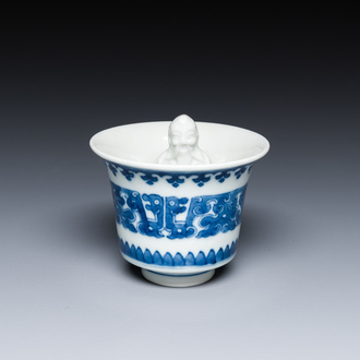 Tasse à vin trompeur en porcelaine de Chine en bleu et blanc, 'gong dao bei', 19ème