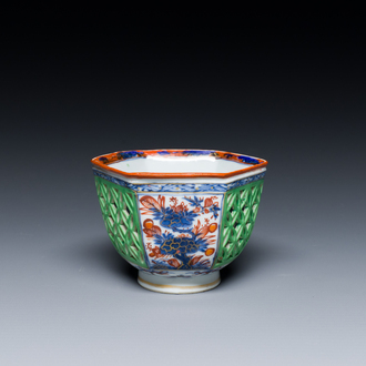 Bol à thé de forme hexagonale en porcelaine de Chine surdécoré aux Pays-Bas, Kangxi