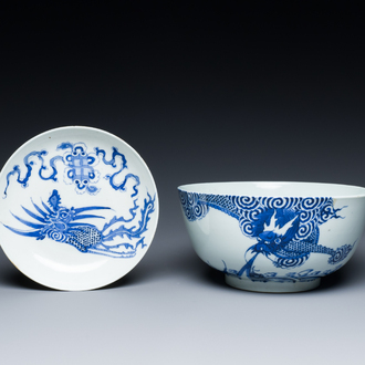 Un bol et une coupe en porcelaine de Chine 'Bleu de Hue' pour le Vietnam, marque Noi Phu, 19ème