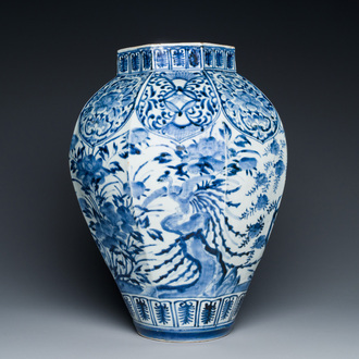 Een Japanse blauw-witte octagonale 'pauwen' vaas, Arita, Edo, eind 17e eeuw