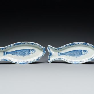 Paire de coupes en forme de harengs en faïence de Delft en bleu et blanc, 18ème