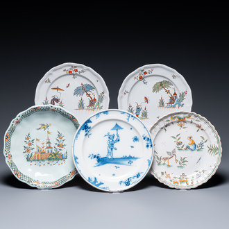 Cinq assiettes en faïence en bleu et blanc et polychrome de Moustiers et de Rouen, 18/19ème