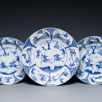 Trois plats en porcelaine de Chine en bleu et blanc à décor de scènes de chasse, marque de Chenghua, Kangxi