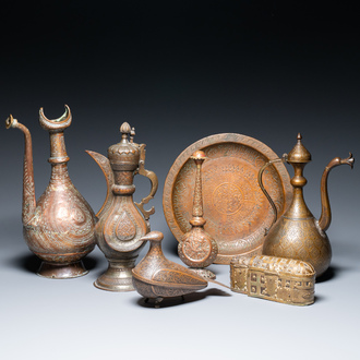 Een diverse collectie islamitische koperen en tinnen gebruiksvoorwerpen, 19/20e eeuw