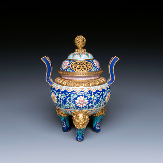 Brûle-parfum couvert pour l'hommage impérial en émaux de Canton à fond bleu, marque et époque de Qianlong