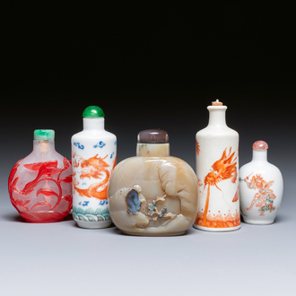 Five Chinese porcelain, glass and agate snuff bottles, 19/20th C.