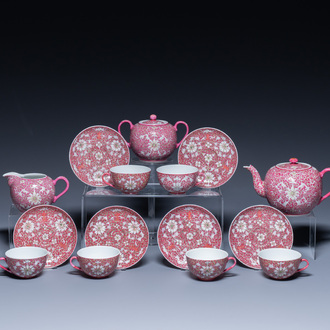Service à thé de 15 pièces en porcelaine de Chine à décor de lotus sur fond pourpre, marque de Guangxu, 20ème