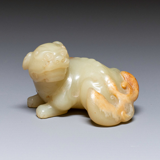 Een Chinese celadon en roestkleurige jade sculptuur van een mythisch dier, 18e eeuw