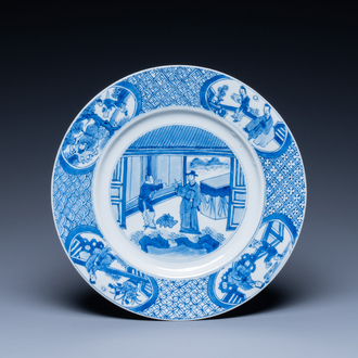 Een Chinese blauw-witte schotel met figuratief decor, Kangxi merk en periode