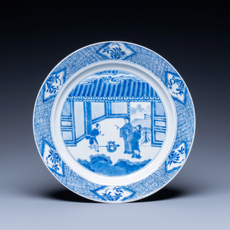 Plat en porcelaine de Chine en bleu et blanc à décor d'une scène du 'Xi Xiang Ji', marque de Jiajing, Kangxi