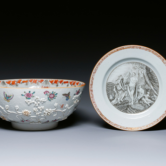 Une assiette en porcelaine de Chine à décor mythologique en grisaille et un bol aux insectes à décor floral en relief, Qianlong