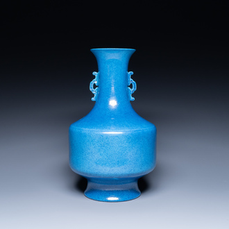 Vase de forme bouteille en porcelaine de Chine à émail œuf de rouge-gorge, 20ème