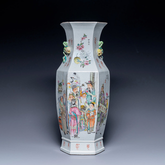 Vase de forme hexagonale en porcelaine de Chine qianjiang cai, signé Wang Qi 王琦, 19/20ème