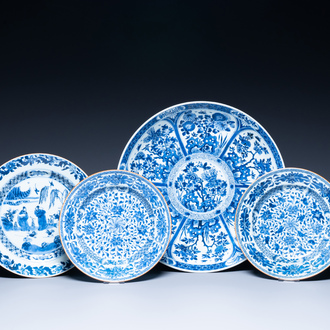 Un plat et trois assiettes en porcelaine de Chine en bleu et blanc, Kangxi/Yongzheng