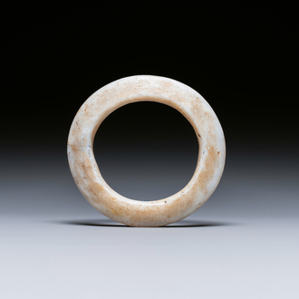 Een Chinese armband in verkalkte witte jade, Liangzhu cultuur, Neolithicum