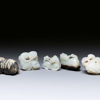 Vijf Chinese snijwerken in witte, celadon en grijs-zwarte jade, Qing/Republiek