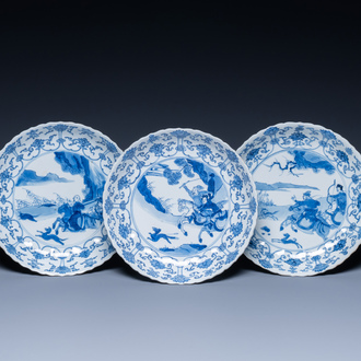 Trois assiettes en porcelaine de Chine en bleu et blanc à décor de la chasse, marque de Chenghua, Kangxi