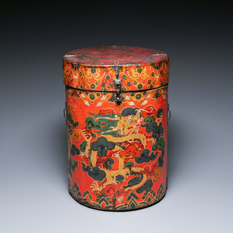 Grande boîte couverte en bois recouvert de cuir peint aux dragons sur fond rouge, Tibet, 17/18ème