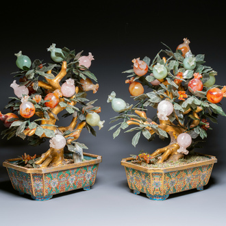 Paire d'arbres en pierres précieuses et laque dans leur jardinières en émaux cloisonnés, Chine, 19/20ème