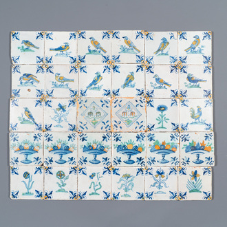 30 carreaux aux fleurs, oiseaux et tazze aux fruits en faïence polychrome de Delft, 17ème