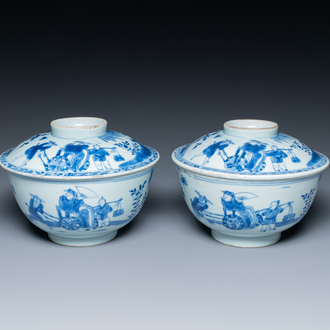 Paire de bols couverts en porcelaine de Chine en bleu et blanc à décor narratif, Kangxi/Yongzheng